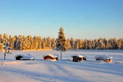 Nordeuropa, Skandinavien-Expeditionen, Schweden: Husky-Expedition - Verschneite Holzhtten in Lapplands Drag